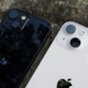 The cheaper iPhone 13 models (left: Mini, right: iPhone 13) have a dual-lens array now arranged diagonally.